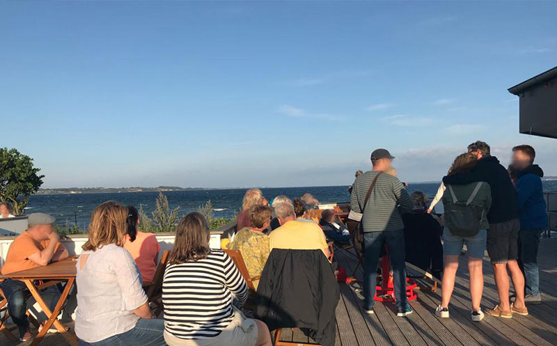 GUTE STIMMUNG IM STRANDPAVILLON